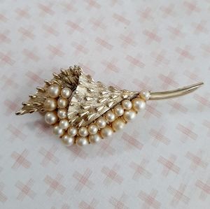Vintage Coro Brooch Pin Conch Shell Pearls Gold